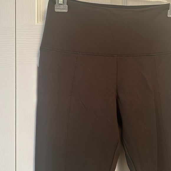 Lyssé Signature Center Seam Legging in Deep Olive. Size small. - Picture 4 of 7